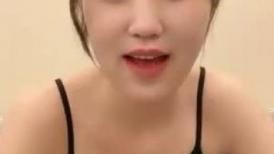 良家小媳妇露脸清秀迷人，在狼友的金钱攻势下脱揉奶玩逼道具抽插，享受刺激快感呻吟给小哥口交鸡巴放肆抽插