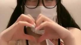 卡哇伊眼镜框妹子，丰满胸部乳沟很深，隔着内裤自慰，阴户很肥，自慰器刺激阴蒂和阴唇