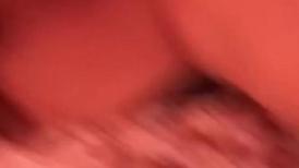 姑娘：啊啊啊·爸爸 不要不要 ，好痒呀，老公不要   男：小嫩胸，这么多水，两手抱着，看我媳妇这童颜好漂亮呀