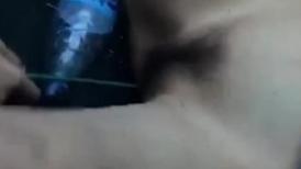 校园暴霸凌-太坏了,用矿泉水瓶子插入女孩阴道，娇嫩的阴道怎么能承受得了这么大的物体