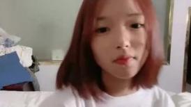极品尤物超嫩美少女！带新人闺蜜一起下海！娇小身材坚挺奶子，脱光光穿黑丝，粗大假屌磨蹭嫩穴