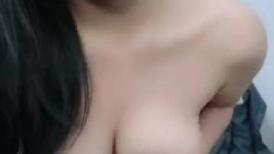 眼神迷离的丰满白皙奶妹子 道具自慰插穴，躺在床上不停的插穴自慰
