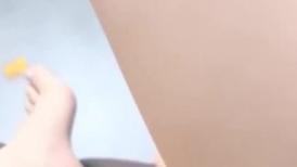 淫荡小骚货！翘着骚逼求操！看闺蜜在旁边被后入，爽的狂喷水，手脚吊起来玩穴，电击骚逼身体颤抖
