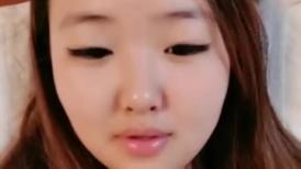清纯的良家小少妇露脸躺在床上全裸跟狼友互动撩骚，揉奶玩逼给狼友看特写逼逼，温柔的舔弄大哥的鸡巴好骚啊