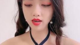 发骚的御姐小少妇全程露脸跟狼友互动撩骚，分享手机里的性爱片段，撅着屁股让大哥调教，手指捅菊花爆草抽插