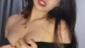 近期下海漂亮妹妹！一对美乳表情妩媚！脱光光自摸骚穴，假屌磨蹭抽插，骑乘位猛坐太骚了