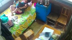 真实破解偷拍光头大爷值班室搂着大妈午休 睡醒后被摸硬鸡巴和大妈床边啪啪站位后入边肏边向外往怕有同事过来