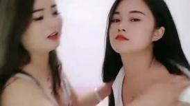 双胞胎闺蜜露脸环肥燕瘦 相互磨豆腐玩穴，轻熟女骚的不行，特写大鲍鱼