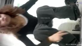 公园女厕全景偷拍破洞裤美少妇小小的圆逼洞