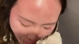 她男朋友和同事还在外面一起喝酒，我趁她上厕所闯进去让她吃鸡吧，门外全是人，还有她的女同事在隔壁听了很久
