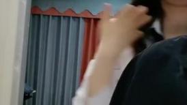 9分颜值尤物女神！黑丝细腿超性感！解开衬衣露奶子，怼在镜头前自摸，假屌骑乘位抽插，表情好骚