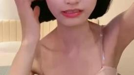 呜崽酱~极品尤物美少女！酒店激情自慰！粗大假屌磨蹭抽插，多毛骚穴地上骑坐，妹妹极度淫骚