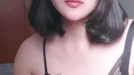 刚来的小少妇露脸情趣装诱惑，一个人在家大秀刺激狼友，道具抽插骚穴浪叫呻吟，淫水多多舔鸡巴上的淫水真骚