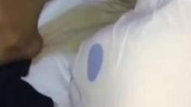 3P前后艹骚熟女，阿姨两个大叔强暴，按住偷口暴吞精！