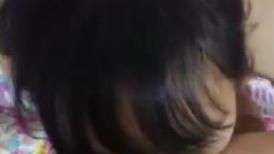 下面妈妈不给射，射在嘴巴上，老妈受精了，一堆精液含在嘴里！