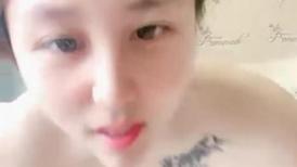 大胸奶妈喷奶,奶水超多，主动挤奶，全裸自慰，道具乳交，大蝴蝶逼淫水超多