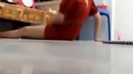 房东经常偷窥几个租客小姐姐下班回家的 私密生活性饥渴的时候对着镜子自慰