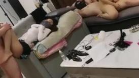 三个骚逼在沙发上轮流让大哥玩弄抽插，黑丝高跟露脸享受大哥的无情爆草蹂躏，淫声荡语不断还被好姐妹玩奶子