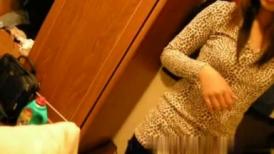 《台湾情侣泄密》引诱缺钱的高中女生拍照 现场一直试探女生要不要做爱