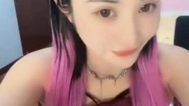 新人下海漂亮小姐姐！粉红头发纤细美腿！炮友按着脑袋深喉，跪在椅子后入，爽的受不了颜射