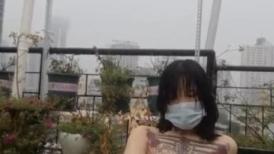 纹身女雨中自慰，浪漫到花雨时，自慰完撒一会儿尿，热与冷艳遇！