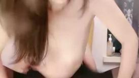 白浆多多的黑丝高跟风骚少妇，全程露脸大秀直播被大哥狠狠蹂躏，无套抽插浪叫不止