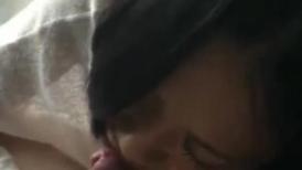 约乡下少妇出来吃晚餐，顺势车震，这少妇还挺会吃，逼水都流到车垫上了！