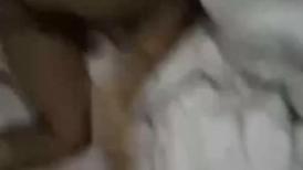 抓奸网爆事件 妻子光着身子还要护着情夫看来媳妇是找到真爱了