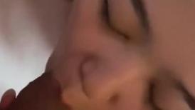 风骚人妻被多人干翻，嘴里吃着下面操着，无套真勇士！