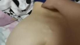 女儿刚刚放学就被我拔下裤子开操，撅高高屁股，不草等何时~