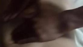 手把手教学手法才能感受到精华，师父在线教男朋友按摩女友。男友：没有做过  师傅：两个手敷贴敷贴，顺时针！