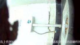 风景区女厕偷拍女儿和妈妈一起来尿尿,仔细观察母女两的逼逼有啥共同点