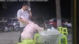 热心市民偷拍湖北街头捡尸事件 大爷和中年眼镜男路边大排档捡尸醉酒女咸猪手摸逼揉胸