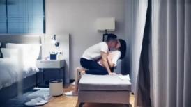 穿粉色外衣的嫩嫩甜美小姐姐楚楚动人风情笔直大长腿白嫩很勾人啊，挑逗玩穴分开美腿压上去尽情抽操耸动【水印】