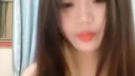 超嫩甜美少女！和炮友居家操逼！粉嫩小穴抹上润滑油，洞口磨蹭直接插入，进进出出嫩穴好紧