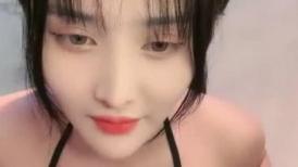 烈焰红唇漂亮小姐姐！翘起内衣单腿网袜！蹲着抓屌吸吮，扒开内裤自慰，假屌抽插一脸享受