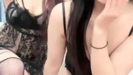 两个淫骚小骚货！翘起屁股抢着舔屌！后入爆操下面插嘴，轮流输出最后抠逼，场面非常淫乱