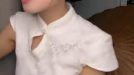 极品尤物气质女神！白色旗袍古典风！美臀超粉嫩穴，脱光光扭腰热舞，假屌插穴，让人欲罢不能