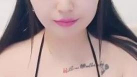 快手巨乳 ·欧阳娜娜· 骚逼一个，老公在干活，自己躺睡椅上自慰！