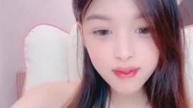 红唇甜美小姐姐！激情大战头套男！美乳粉嫩小穴，跪着深喉插嘴
