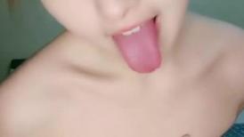 新来的妹子颜值不错玩的好嗨，真鸡巴骚啊淫声荡语互动撩骚，听狼友指挥各种展示，抠逼呻吟浪叫伸着舌头舔弄