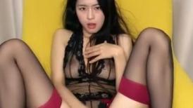 叫狼友的爸爸的小妞，颜值不错情趣装诱惑，丝袜高跟好身材，性感粉嫩的逼逼掰开给狼友看特写，双指抠逼呻吟