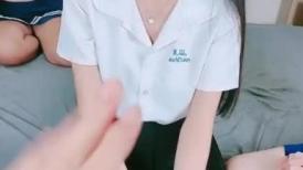 一排小姐姐！挑选人气最高的操！奇怪形状大屌男，各种姿势爆操，旁边还有解说，人妖加入卖力干