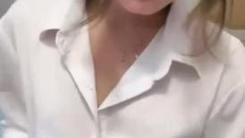 清纯系天花板！极品尤物美少女！黑框眼镜卡哇伊，难得收费房，脱光光掰嫩穴，背身极品美臀