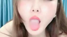 极品美女姐妹花！炮友操不动自己玩！美乳大长腿，翘起屁股摇摆，假屌猛捅流白浆，双女轮番上