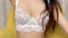 极品尤物丝袜高跟大奶子，全程露脸大秀直播，互动撩骚听指挥想要男人的大鸡巴，粉嫩的骚穴特写展示精彩刺激