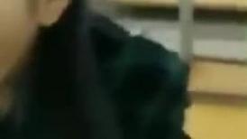 高中情侣晚上在教室内大战 而且还是男主自拍第一人称视角，女的好骚呀，对白清晰，女的还说男主最求高质量