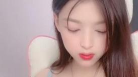 超级嫩网红美女！白嫩奶子粉穴！洗完澡被炮友操，站立扛腿侧入，妹妹很享受，操完振动棒玩穴