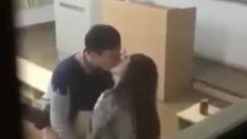 大学情侣晚上教室大战，而且还不止一次，同样的位子，同样姿势，不同的衣服，简直太牛了（上下两篇）-偷拍教室做爱