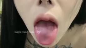 胸前漂亮纹身美女！性感情趣装黑网袜！无毛骚穴炮友爆操，扶屌骑乘位插入，第一视角后入肥臀